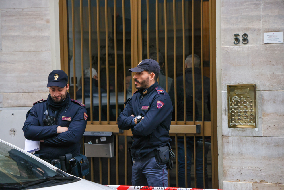 Gira per strada con un grosso coltello: denunciato