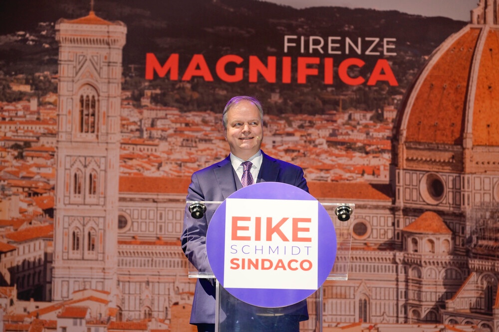 Sventola solo la bandiera di Eike Schimdt