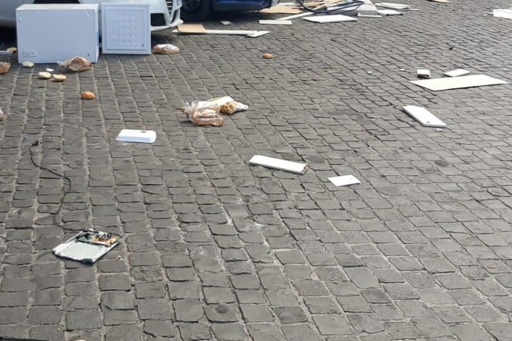Lancia oggetti in strada con frequenza. La residente: “E' una situazione che si trascina da tempo“