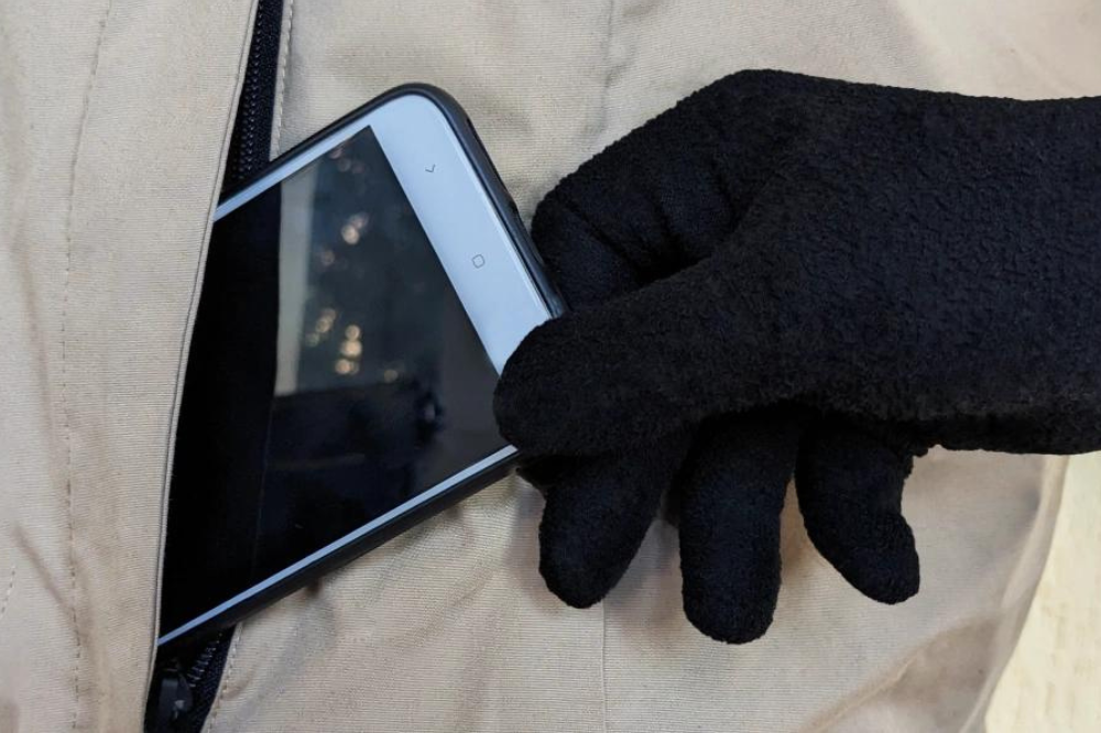 Ruba tre smartphone, poi si barrica in altro negozio: arrestato