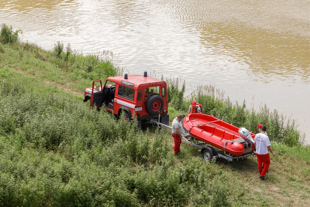 Intervento dei vigili del fuoco per un uomo in Arno a Firenze