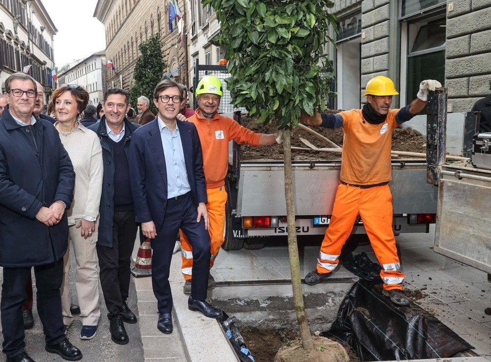 Esponenti di Forza Italia regalano arance al sindaco Nardella