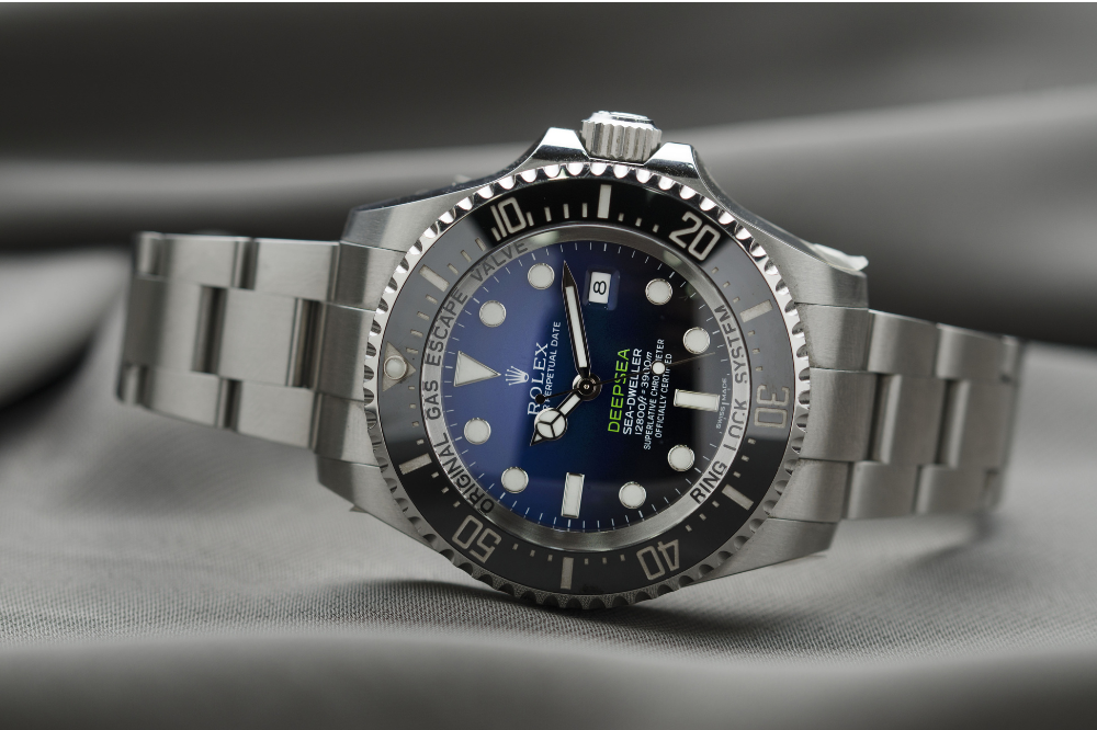 Domestico ruba rolex e lo rivende: denunciato