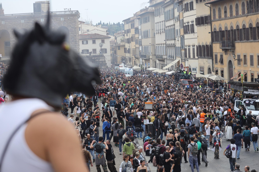 Al via street parade, 3.500 in corteo sfilano ballando