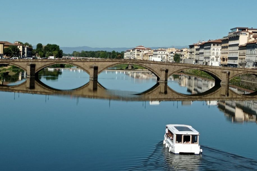 Torna la minicrociera in battello elettrico sull'Arno a Firenze