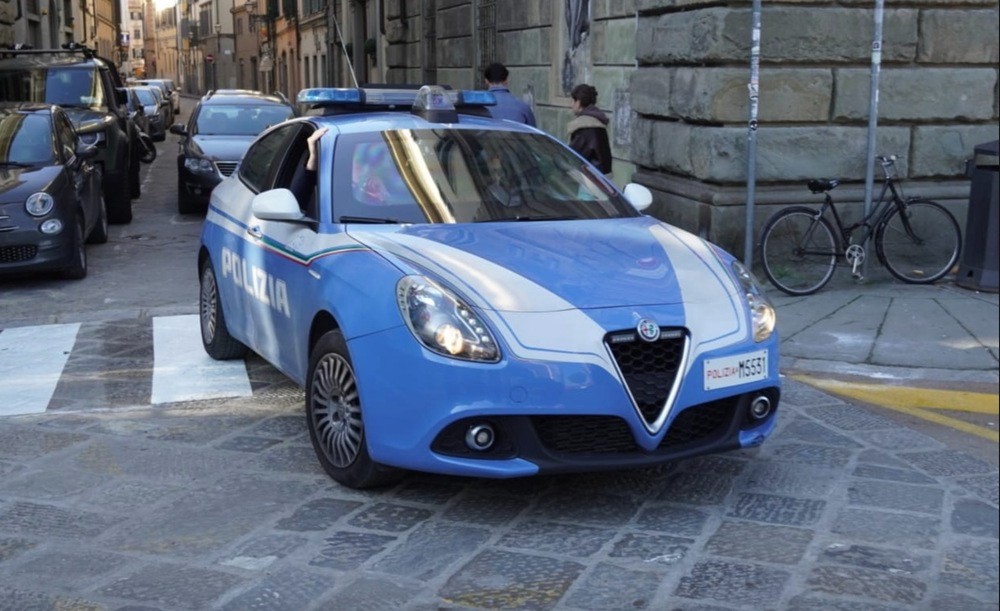 In 3 scippano collana a turista Usa, presi e denunciati