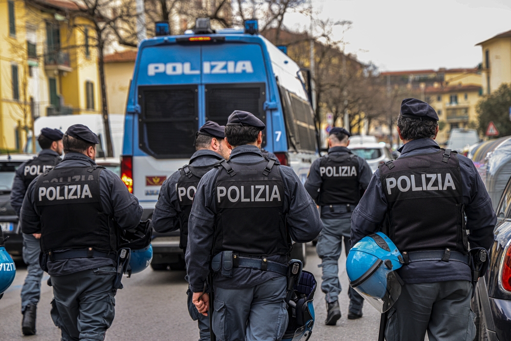 Minaccia poliziotti e cerca di disarmarne uno: 16enne arrestato