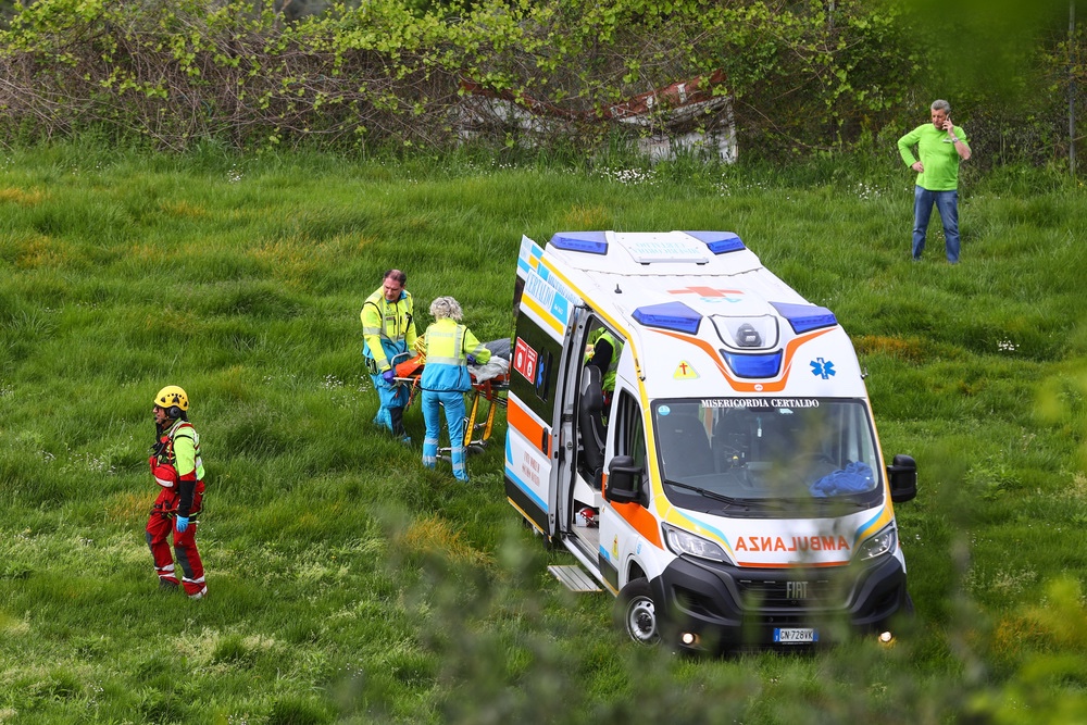 Cade in un fosso durante festa in villa, trafitto da tondino di ferro