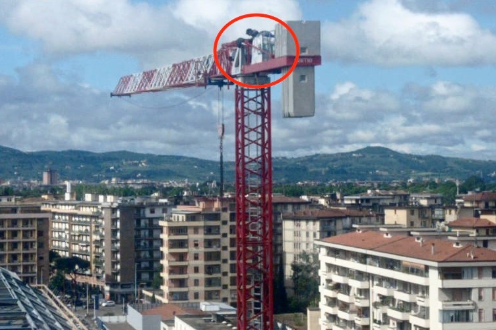 Uomo sale su una gru a Firenze: colloquio con pm da tetto edificio