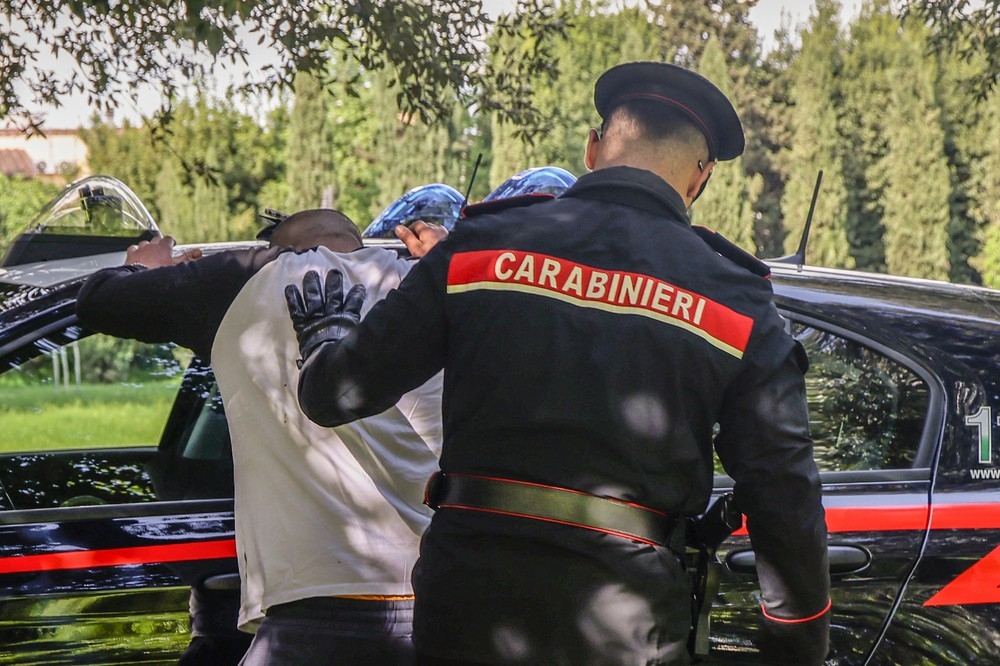 Fugge dai carabinieri e getta 100 grammi di hashish: arrestato