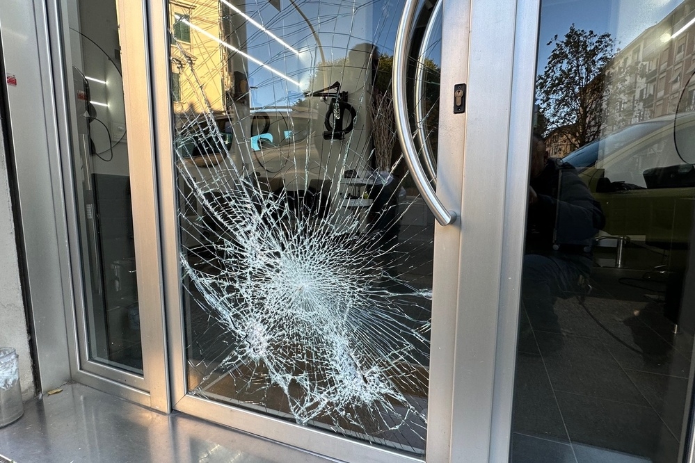 Due spaccate nella notte a Firenze: vetrine rotte con un tombino 