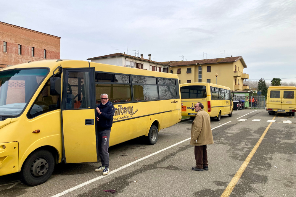 Bimba dimenticata su pulmino, sindaco: “Sta bene ma fatto grave”