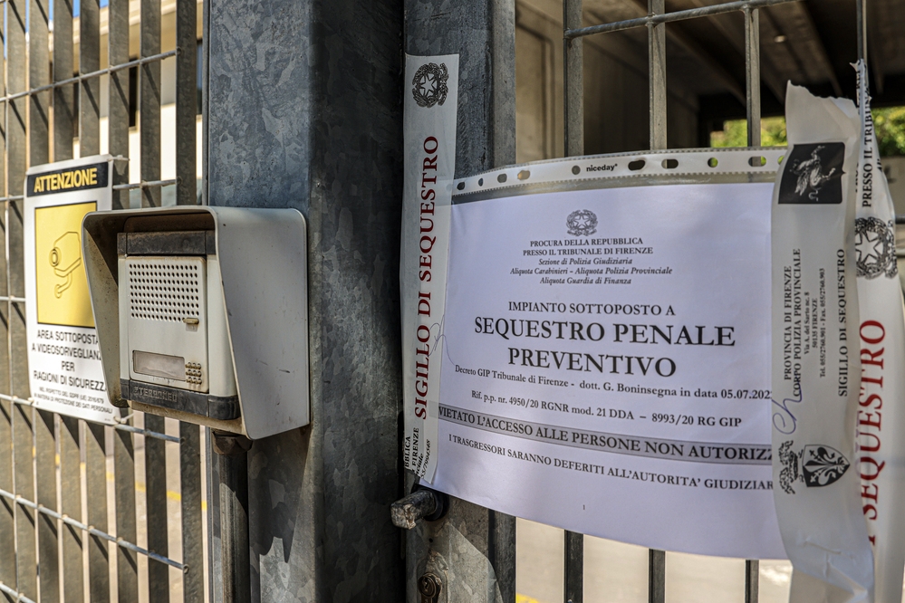 Dormitori abusivi in capannone ditte: scatta sequestro