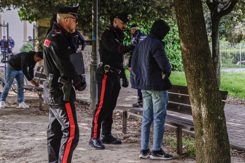Atti osceni in luogo pubblico e resistenza, denunciato a Firenze