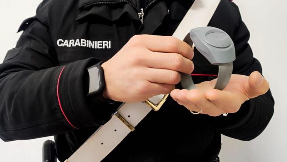 Stalker torna ad avvicinare la vittima, ma il braccialetto avvisa i carabinieri