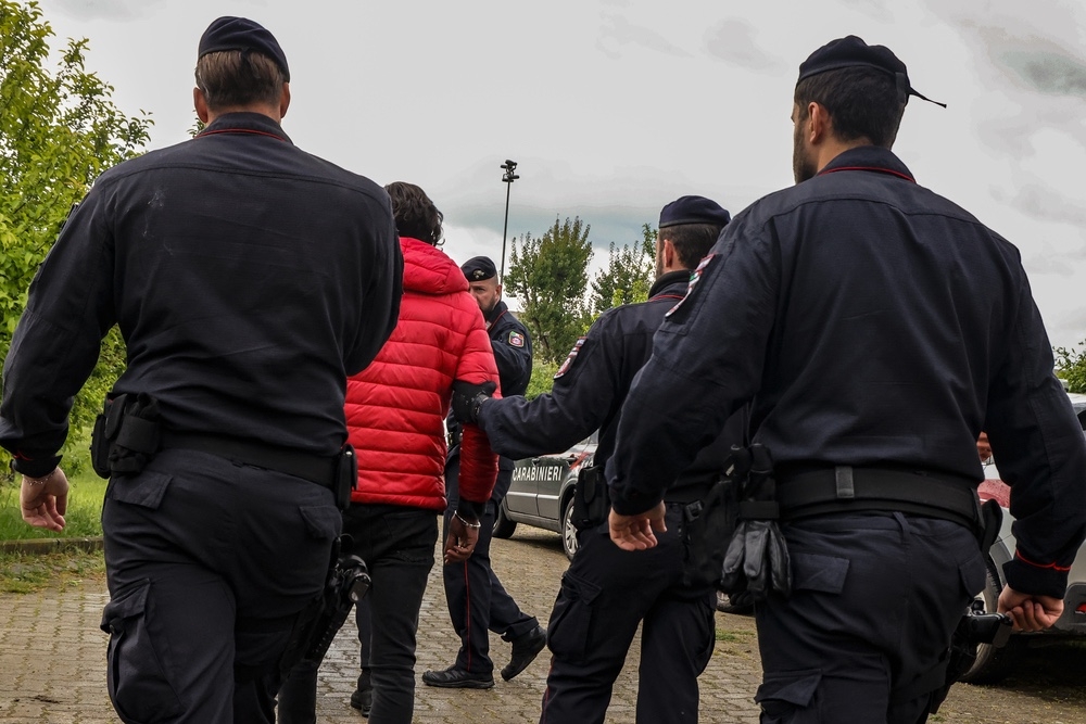 Scippata nella notte a Novoli, urla e fa arrestare il rapinatore
