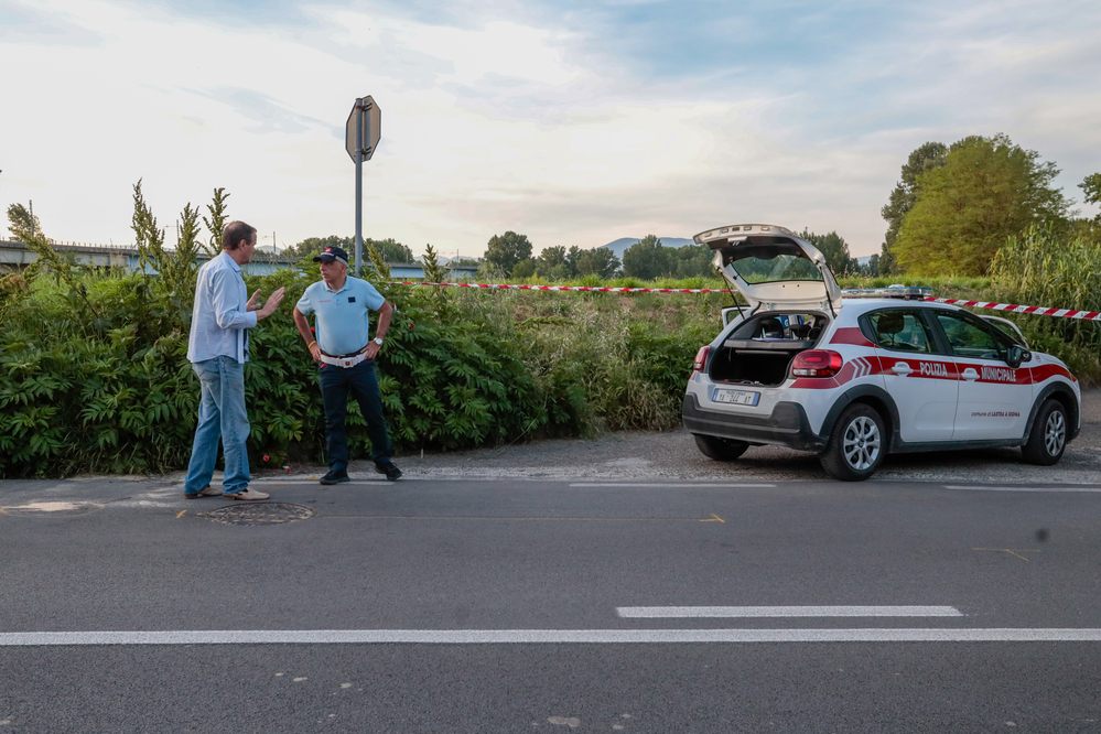 Prato est: auto sbanda e si ribalta. Ferita una giovane di 25 anni 