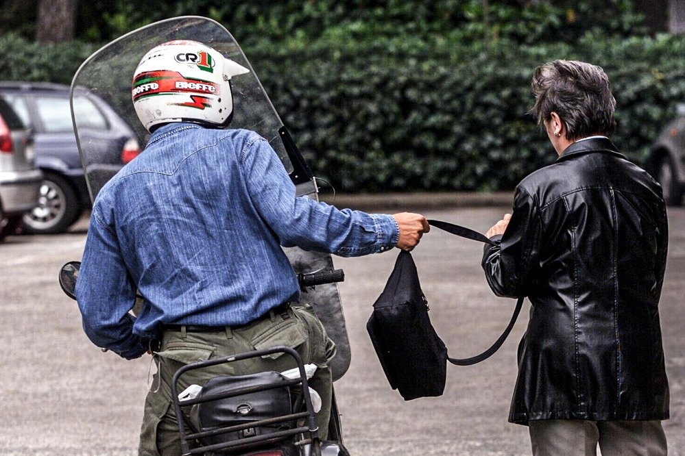 Strappa borsa ad anziana alle Cascine, denunciato