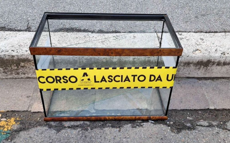 L'adesivo sui rifiuti abbandonati: “Lasciato da un incivile! Ritiro in corso”