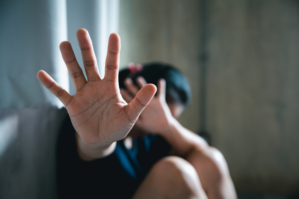 Perseguita la ex con minacce e le distrugge i mobili, arrestato