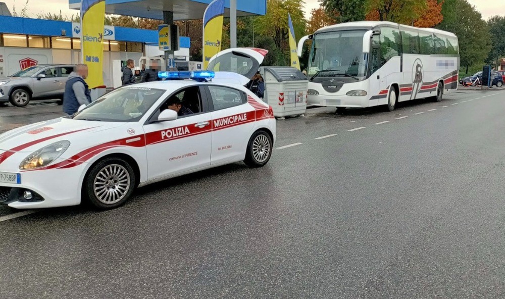 Non rispettano le norme dei riposi obbligatori, autisti di pullman turistici multati dai Vigili Urbani