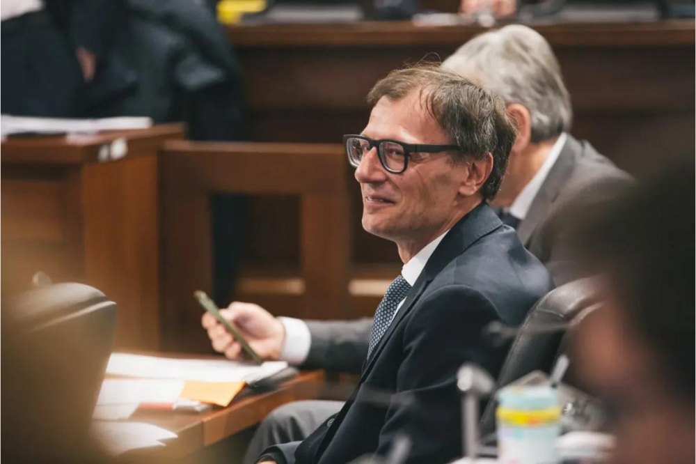 In centinaia per l'ultimo saluto a Pescini