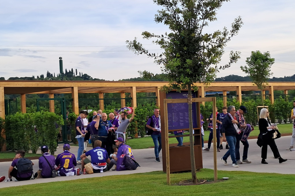 Sale l'attesa per la finale di Conference League! I tifosi colorano il Viola park. Le immagini