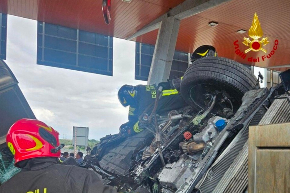 Tragedia a Rosignano, il racconto del casellante: “Ho visto piombare l’auto all’improvviso”