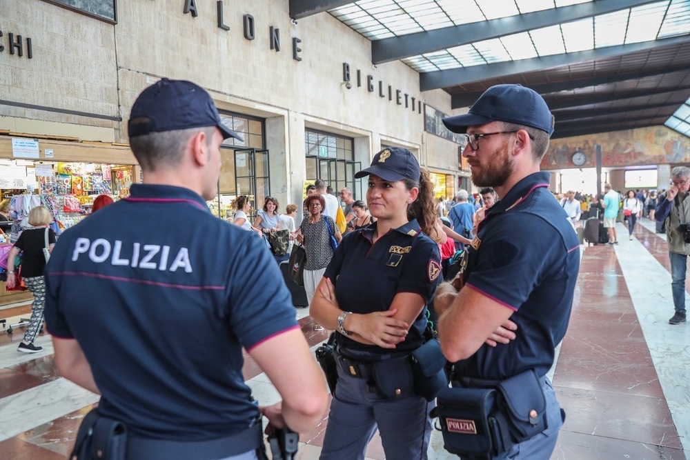 Tentano rubare al chiosco e aggrediscono venditore a Firenze