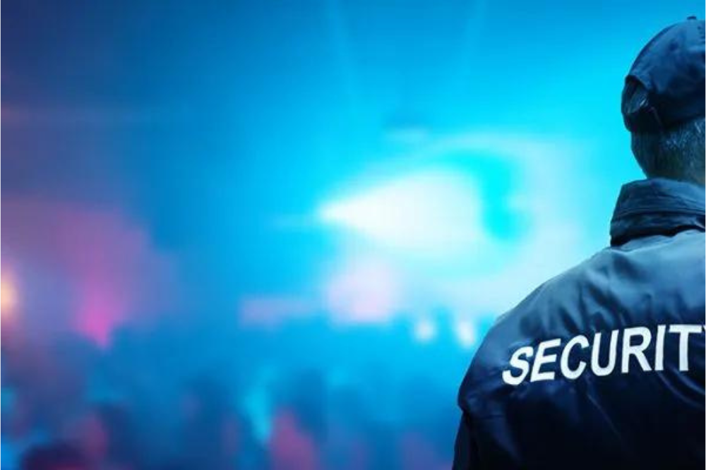 Interviene per lite tra due ragazzi, steward finisce in ospedale