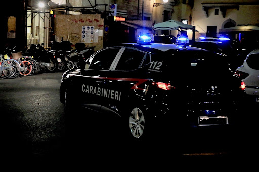 Lite per viabilità a Firenze, tenta di sedarla e viene aggredito