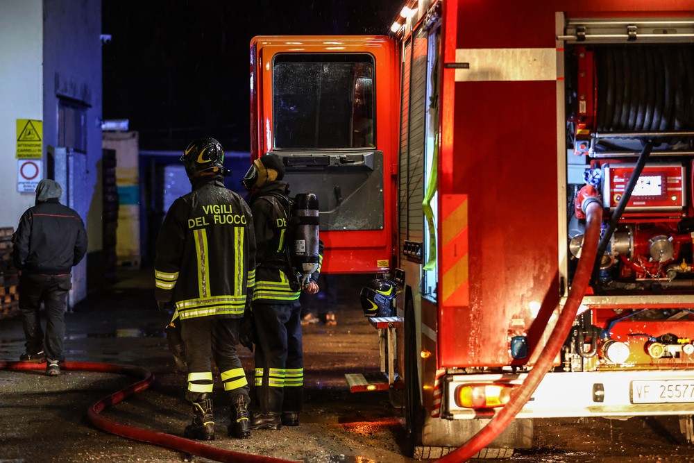 Restano bloccati nell'appartamento in fiamme, salvati