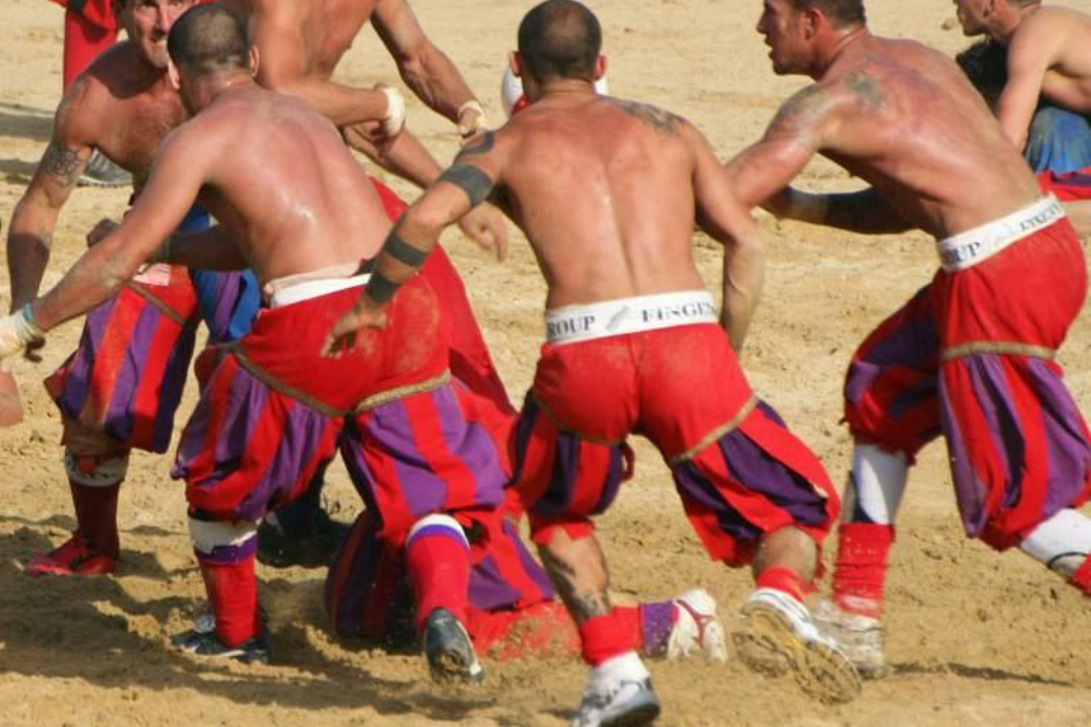 Calcio storico, i Rossi ribaltano il risultato sul finale e vincono per 8 a 7
