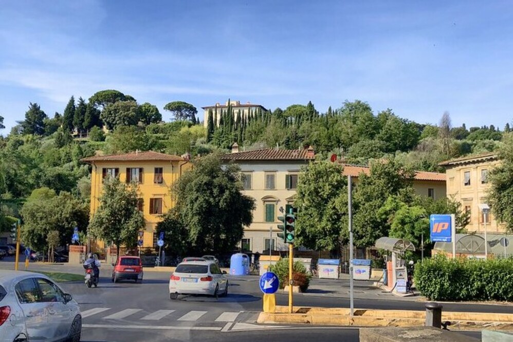 Vandali in Piazza Ferrucci: colpita la macchina di un noto imprenditore fiorentino 