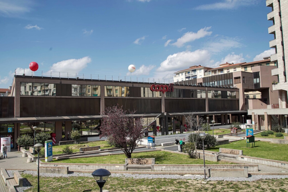 Coop piazza Leopoldo, 16enne trovato con biscotti rubati morde gli addetti alla cassa