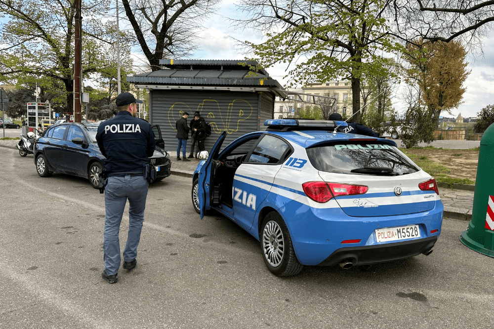 Cascine: furti su auto in sosta, la polizia arresta il ladro