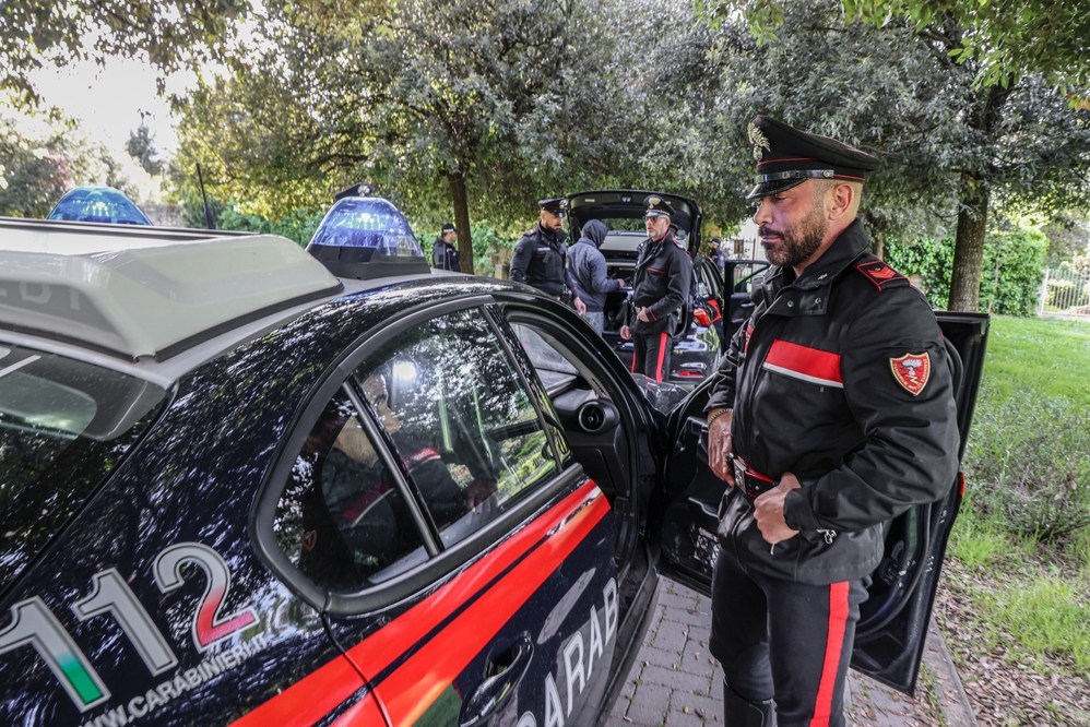 Finge di avere un'arma e ruba una cassa di vino: arrestato 