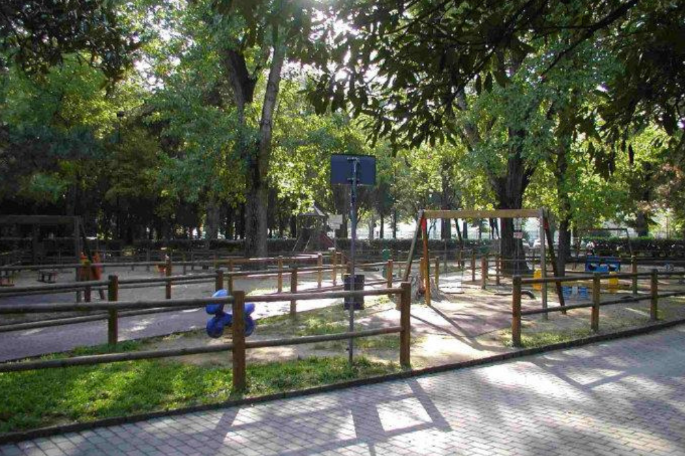 In fuga lancia dosi di cocaina nell'area di un centro estivo per bimbi, arrestato