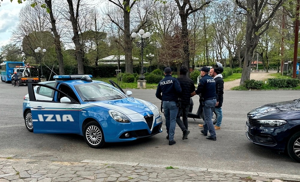 Furti su auto in sosta alle Cascine, arrestato 42enne