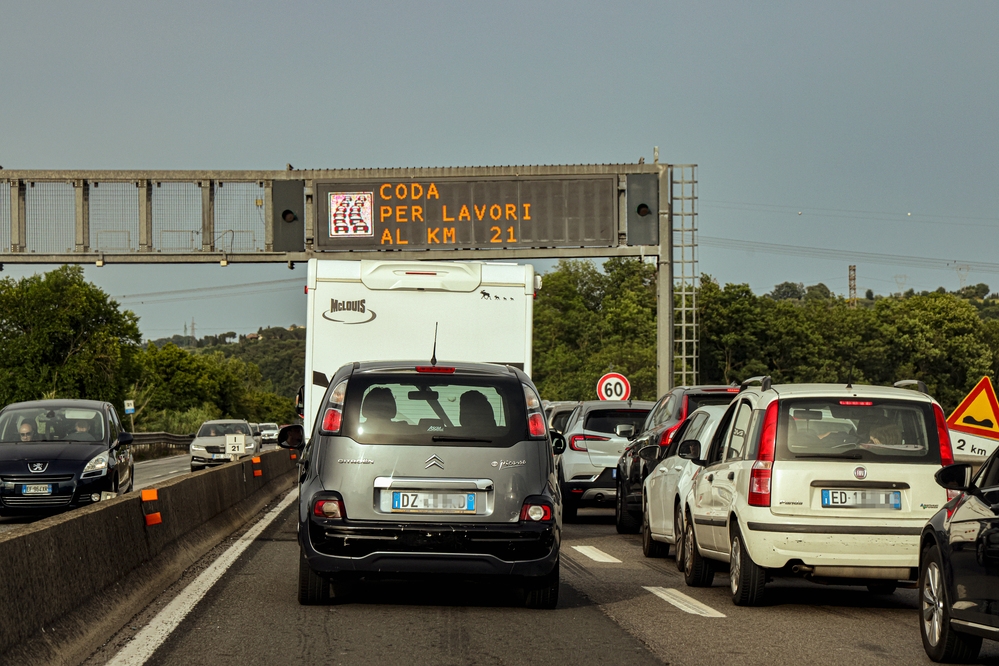 Incidente sulla Fi-Pi-Li, tamponamento tra auto e camion: ferite due donne 