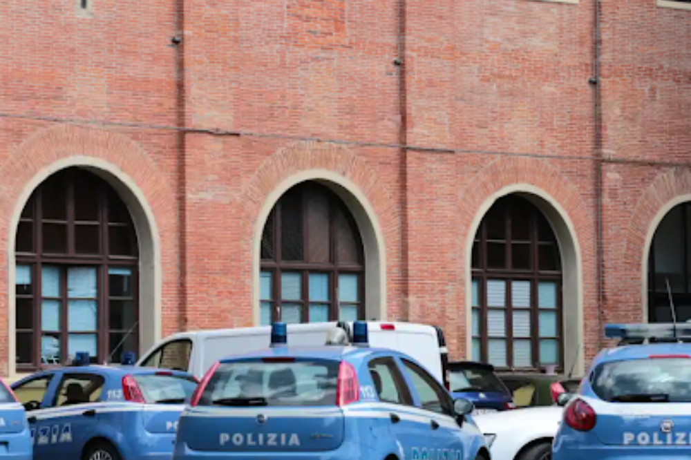 Ricercati si presentano all'ufficio immigrazione, arrestati