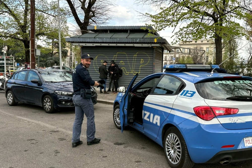 Forza distributore automatico al Liceo Leonardo Da Vinci e ruba monete, arrestato