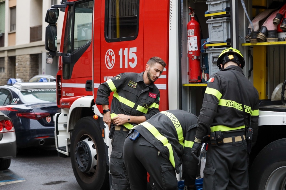 Careggi, auto in fiamme nel parcheggio dell'ospedale