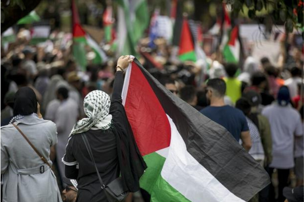 Tour al via, anche manifestanti pro Palestina tra il pubblico