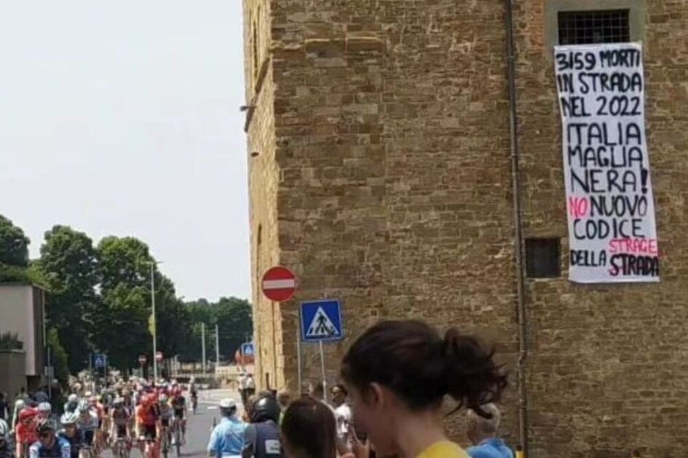 Striscione durante il Tour de France per la riforma del codice della strada: la protesta 