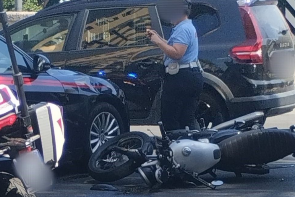 Incidente in viale Redi: scontro tra una moto e l'auto dei carabinieri 