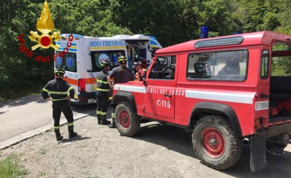 Incidente auto-moto in Mugello, soccorso centauro in scarpata