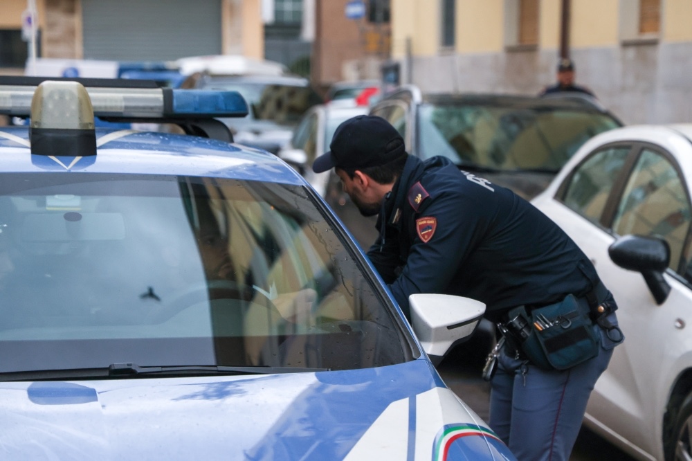 Droga: si nasconde in auto mentre passa la pattuglia, arrestato