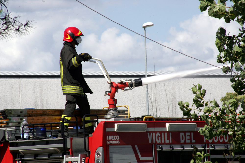 In fiamme alcuni mezzi pesanti a Sesto Fiorentino
