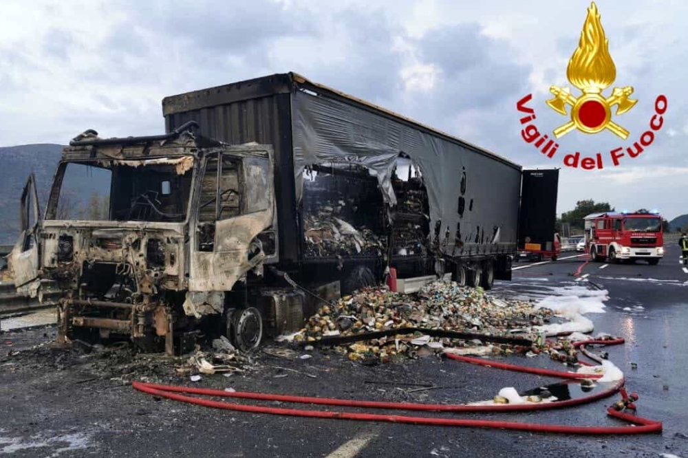 Incendio a Tir blocca la carreggiata nord A1 tra Firenze e Mugello